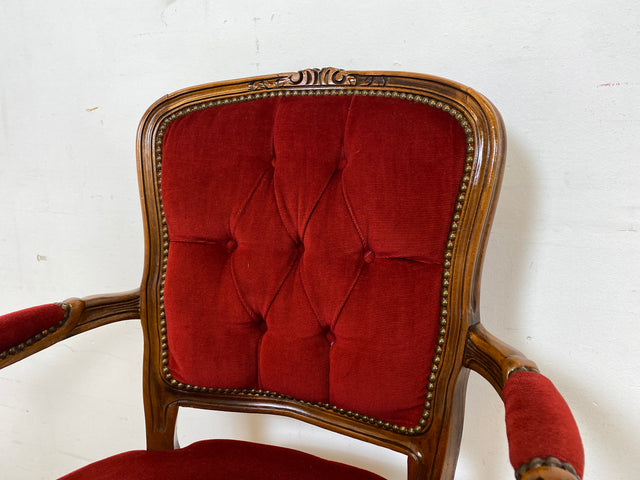 Eleganter und sehr gut erhaltener Vintage Salonsessel mit handverziertem Holzrahmen und grandiosem Bordeaux rotem Bezug I Sessel Armlehnstuhl Stuhl Stilmöbel Barock I