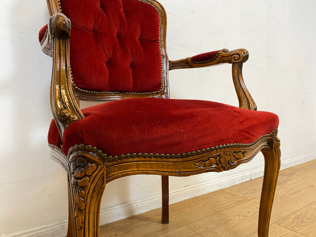 Eleganter und sehr gut erhaltener Vintage Salonsessel mit handverziertem Holzrahmen und grandiosem Bordeaux rotem Bezug I Sessel Armlehnstuhl Stuhl Stilmöbel Barock I