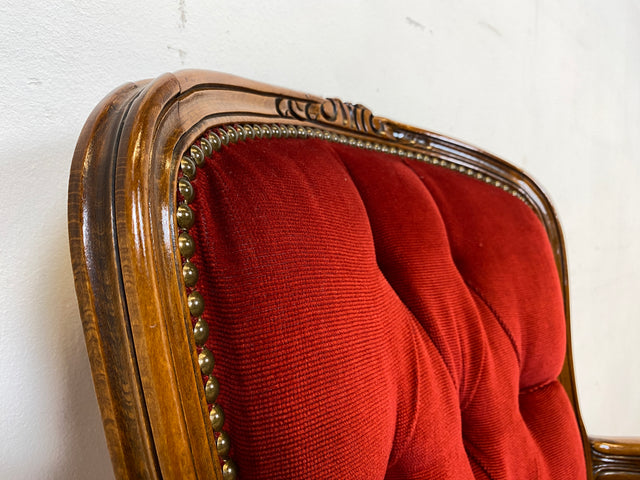 Eleganter und sehr gut erhaltener Vintage Salonsessel mit handverziertem Holzrahmen und grandiosem Bordeaux rotem Bezug I Sessel Armlehnstuhl Stuhl Stilmöbel Barock I