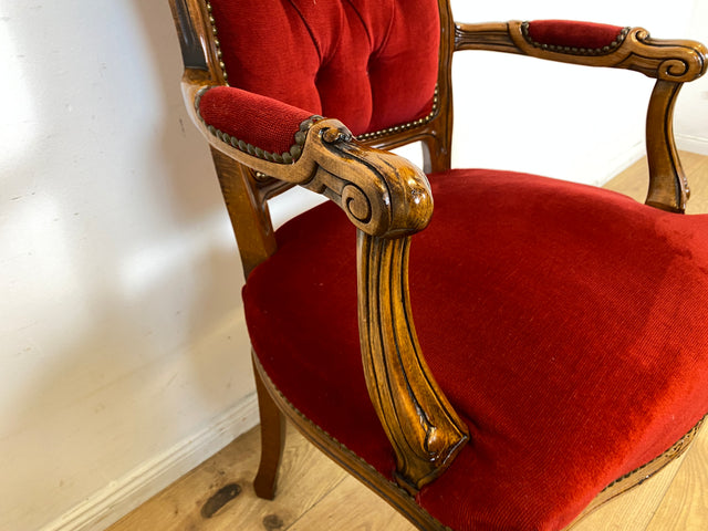 Eleganter und sehr gut erhaltener Vintage Salonsessel mit handverziertem Holzrahmen und grandiosem Bordeaux rotem Bezug I Sessel Armlehnstuhl Stuhl Stilmöbel Barock I