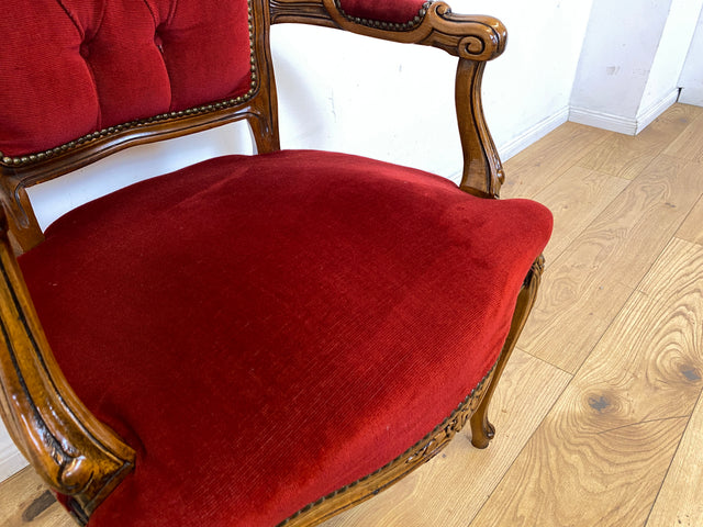 Eleganter und sehr gut erhaltener Vintage Salonsessel mit handverziertem Holzrahmen und grandiosem Bordeaux rotem Bezug I Sessel Armlehnstuhl Stuhl Stilmöbel Barock I