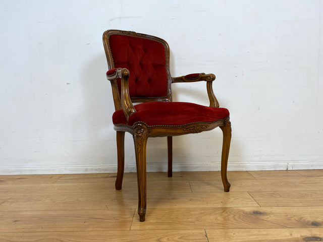 Eleganter und sehr gut erhaltener Vintage Salonsessel mit handverziertem Holzrahmen und grandiosem Bordeaux rotem Bezug I Sessel Armlehnstuhl Stuhl Stilmöbel Barock I