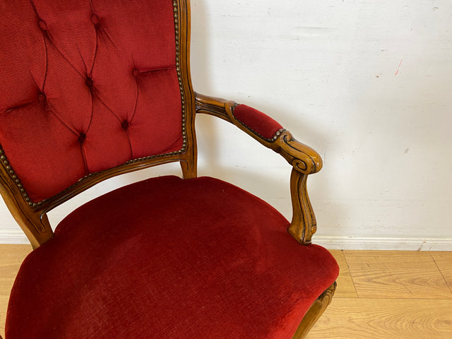 Eleganter und sehr gut erhaltener Vintage Salonsessel mit handverziertem Holzrahmen und grandiosem Bordeaux rotem Bezug I Sessel Armlehnstuhl Stuhl Stilmöbel Barock I