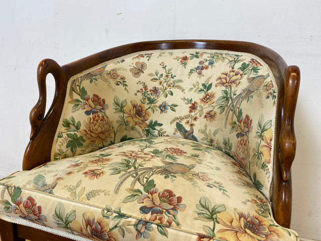 Vornehmer handverzierter Vintage Salonsessel mit Schwänen und tollem floralem, jedoch etwas fleckigem, Bezug I Sessel Stuhl Armlehnstuhl Lesesessel Sitzgarnitur Stilmöbel I