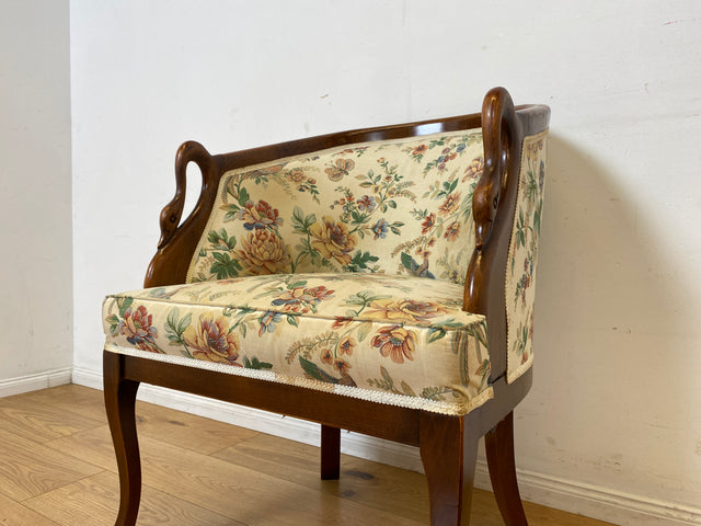 Vornehmer handverzierter Vintage Salonsessel mit Schwänen und tollem floralem, jedoch etwas fleckigem, Bezug I Sessel Stuhl Armlehnstuhl Lesesessel Sitzgarnitur Stilmöbel I