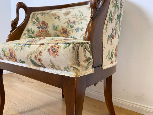 Vornehmer handverzierter Vintage Salonsessel mit Schwänen und tollem floralem, jedoch etwas fleckigem, Bezug I Sessel Stuhl Armlehnstuhl Lesesessel Sitzgarnitur Stilmöbel I