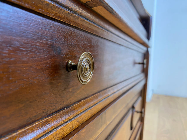 Sehr hübscher kleiner Vintage Sekretär mit stabiler Klappe, Schubladen und Messingbeschlag