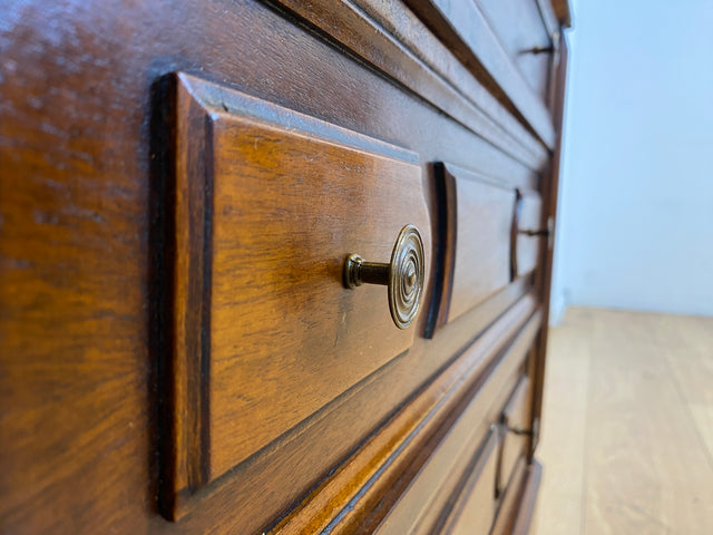 Sehr hübscher kleiner Vintage Sekretär mit stabiler Klappe, Schubladen und Messingbeschlag