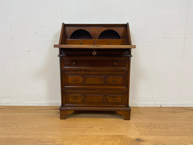 Sehr hübscher kleiner Vintage Sekretär mit stabiler Klappe, Schubladen und Messingbeschlag