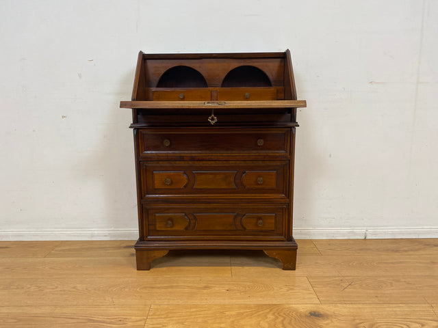 Sehr hübscher kleiner Vintage Sekretär mit stabiler Klappe, Schubladen und Messingbeschlag