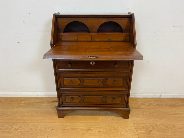 Sehr hübscher kleiner Vintage Sekretär mit stabiler Klappe, Schubladen und Messingbeschlag