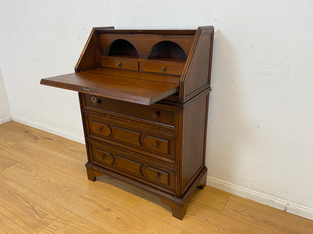 Sehr hübscher kleiner Vintage Sekretär mit stabiler Klappe, Schubladen und Messingbeschlag