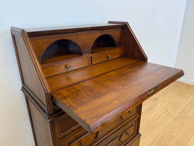 Sehr hübscher kleiner Vintage Sekretär mit stabiler Klappe, Schubladen und Messingbeschlag