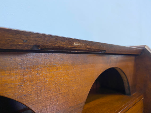 Sehr hübscher kleiner Vintage Sekretär mit stabiler Klappe, Schubladen und Messingbeschlag