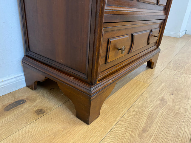 Sehr hübscher kleiner Vintage Sekretär mit stabiler Klappe, Schubladen und Messingbeschlag