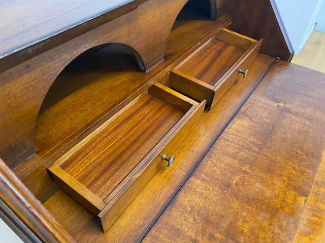 Sehr hübscher kleiner Vintage Sekretär mit stabiler Klappe, Schubladen und Messingbeschlag