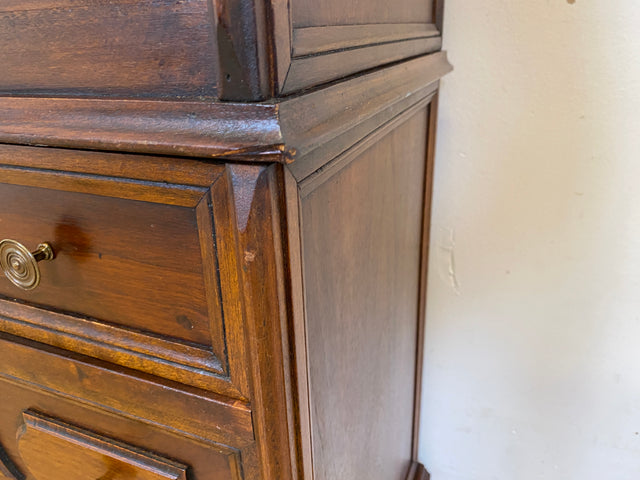 Sehr hübscher kleiner Vintage Sekretär mit stabiler Klappe, Schubladen und Messingbeschlag