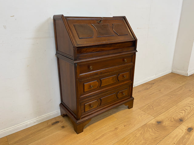 Sehr hübscher kleiner Vintage Sekretär mit stabiler Klappe, Schubladen und Messingbeschlag