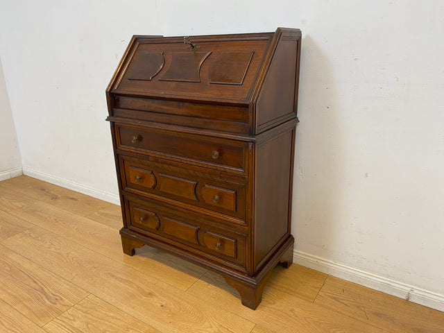 Sehr hübscher kleiner Vintage Sekretär mit stabiler Klappe, Schubladen und Messingbeschlag