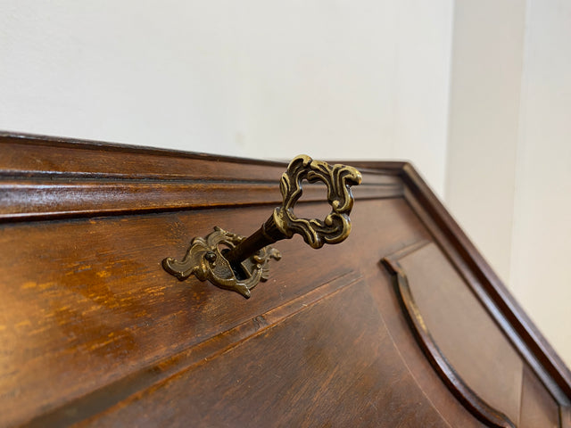 Sehr hübscher kleiner Vintage Sekretär mit stabiler Klappe, Schubladen und Messingbeschlag