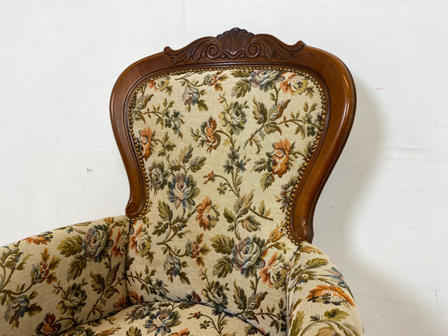 WMK I Wunderschöner und sehr gut erhaltener Vintage Sessel mit floralem Originalbezug & handverziertem Holzrahmen