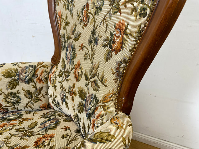WMK I Wunderschöner und sehr gut erhaltener Vintage Sessel mit floralem Originalbezug & handverziertem Holzrahmen