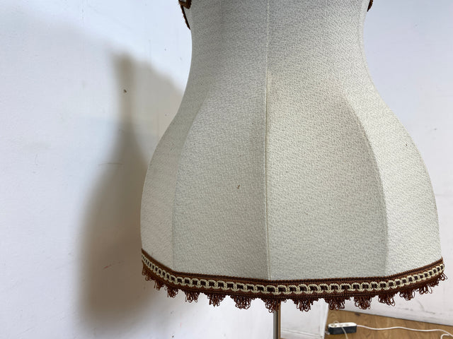 Hübsche vollfunktionsfähige Vintage Stehlampe mit formschönem original Lampenschirm und schwarzem Lampenfuß aus Metall I Stehleuchte Lampe Leuchte Vintage Retro Mid-Century I