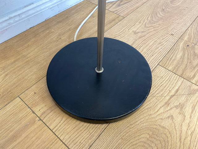 Hübsche vollfunktionsfähige Vintage Stehlampe mit formschönem original Lampenschirm und schwarzem Lampenfuß aus Metall I Stehleuchte Lampe Leuchte Vintage Retro Mid-Century I
