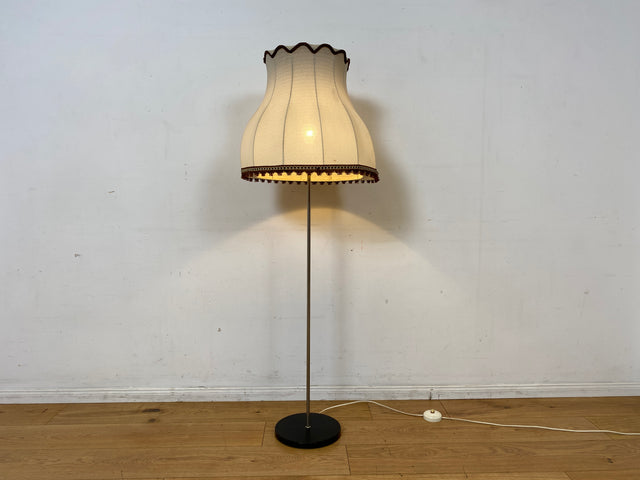 Hübsche vollfunktionsfähige Vintage Stehlampe mit formschönem original Lampenschirm und schwarzem Lampenfuß aus Metall I Stehleuchte Lampe Leuchte Vintage Retro Mid-Century I