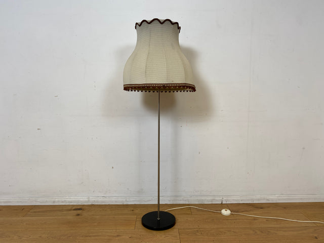 Hübsche vollfunktionsfähige Vintage Stehlampe mit formschönem original Lampenschirm und schwarzem Lampenfuß aus Metall I Stehleuchte Lampe Leuchte Vintage Retro Mid-Century I