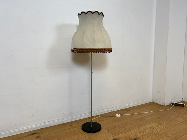 Hübsche vollfunktionsfähige Vintage Stehlampe mit formschönem original Lampenschirm und schwarzem Lampenfuß aus Metall I Stehleuchte Lampe Leuchte Vintage Retro Mid-Century I