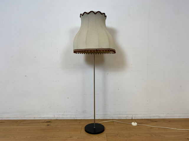 Hübsche vollfunktionsfähige Vintage Stehlampe mit formschönem original Lampenschirm und schwarzem Lampenfuß aus Metall I Stehleuchte Lampe Leuchte Vintage Retro Mid-Century I