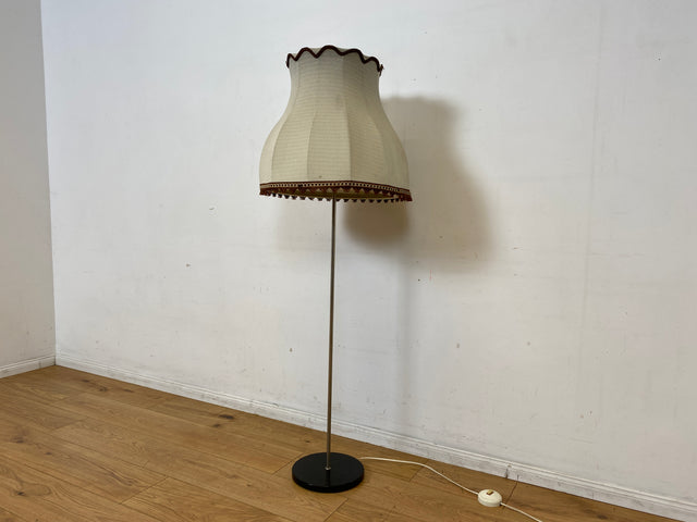 Hübsche vollfunktionsfähige Vintage Stehlampe mit formschönem original Lampenschirm und schwarzem Lampenfuß aus Metall I Stehleuchte Lampe Leuchte Vintage Retro Mid-Century I