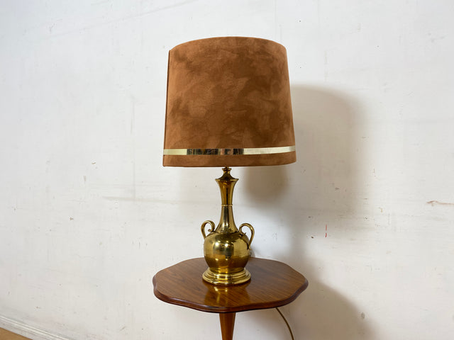 Sehr hübsche Vintage Tischlampe mit goldenem Amphoren Lampenfuß aus Messing und braunem Velours Lampenschirm