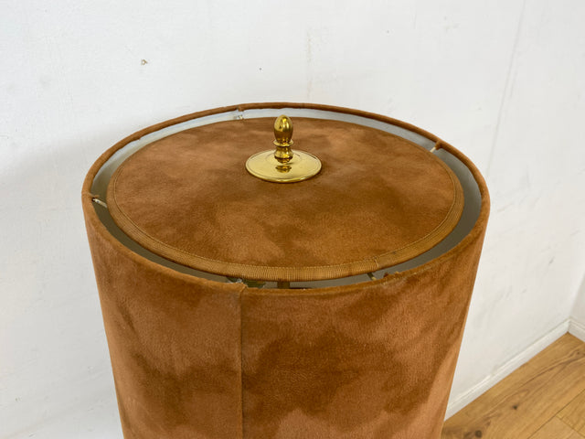 Sehr hübsche Vintage Tischlampe mit goldenem Amphoren Lampenfuß aus Messing und braunem Velours Lampenschirm