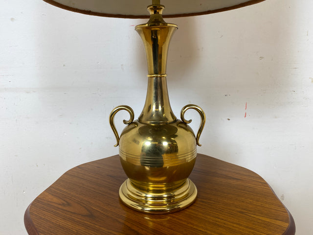Sehr hübsche Vintage Tischlampe mit goldenem Amphoren Lampenfuß aus Messing und braunem Velours Lampenschirm