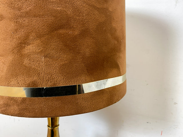 Sehr hübsche Vintage Tischlampe mit goldenem Amphoren Lampenfuß aus Messing und braunem Velours Lampenschirm