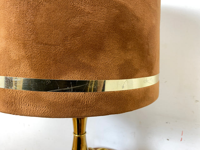 Sehr hübsche Vintage Tischlampe mit goldenem Amphoren Lampenfuß aus Messing und braunem Velours Lampenschirm