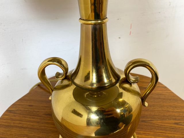 Sehr hübsche Vintage Tischlampe mit goldenem Amphoren Lampenfuß aus Messing und braunem Velours Lampenschirm