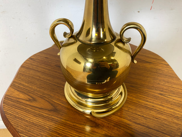 Sehr hübsche Vintage Tischlampe mit goldenem Amphoren Lampenfuß aus Messing und braunem Velours Lampenschirm