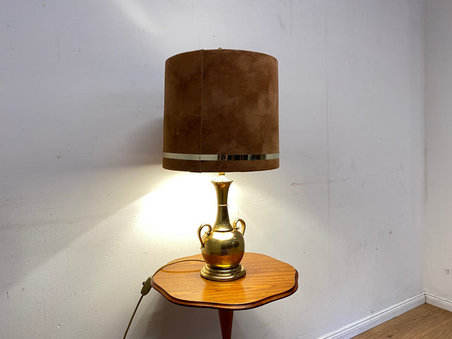 Sehr hübsche Vintage Tischlampe mit goldenem Amphoren Lampenfuß aus Messing und braunem Velours Lampenschirm