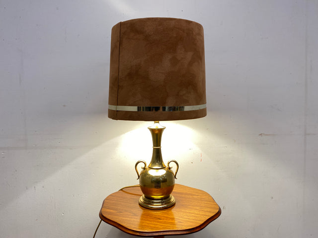 Sehr hübsche Vintage Tischlampe mit goldenem Amphoren Lampenfuß aus Messing und braunem Velours Lampenschirm
