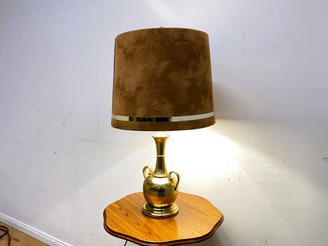 Sehr hübsche Vintage Tischlampe mit goldenem Amphoren Lampenfuß aus Messing und braunem Velours Lampenschirm