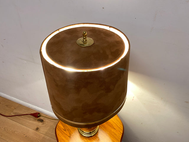 Sehr hübsche Vintage Tischlampe mit goldenem Amphoren Lampenfuß aus Messing und braunem Velours Lampenschirm