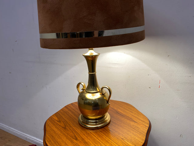 Sehr hübsche Vintage Tischlampe mit goldenem Amphoren Lampenfuß aus Messing und braunem Velours Lampenschirm