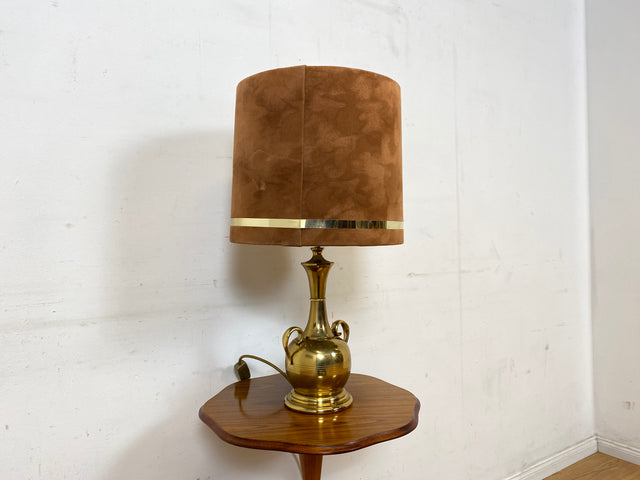 Sehr hübsche Vintage Tischlampe mit goldenem Amphoren Lampenfuß aus Messing und braunem Velours Lampenschirm