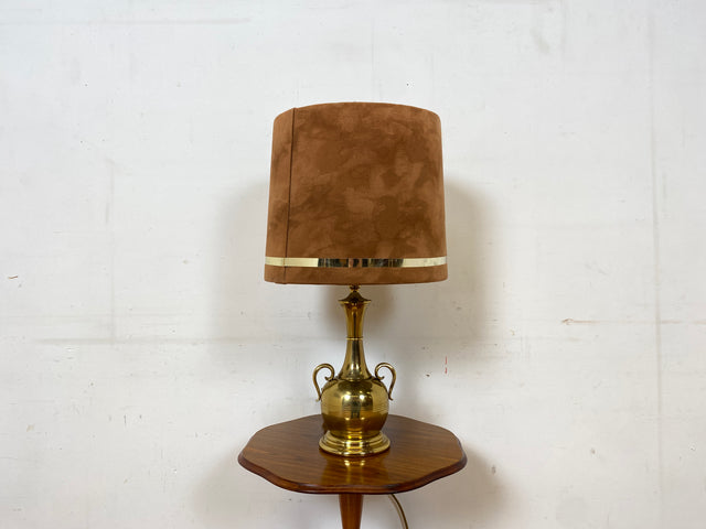 Sehr hübsche Vintage Tischlampe mit goldenem Amphoren Lampenfuß aus Messing und braunem Velours Lampenschirm