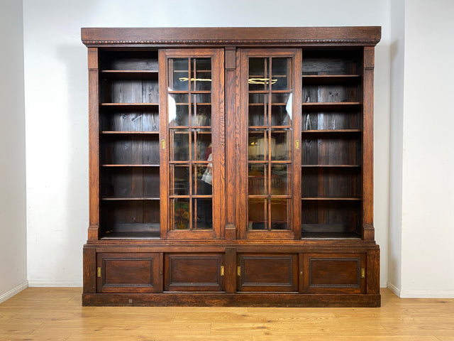 Hochwertige handverzierte Vintage Vitrine im antikem Stil aus massiver Eiche mit Schiebetüren I Büchervitrine Bücherschrank Bücherregal Regal Glasvitrine Wohnzimmerschank Jugendstil Gründerzeit I