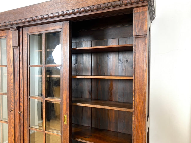 Hochwertige handverzierte Vintage Vitrine im antikem Stil aus massiver Eiche mit Schiebetüren I Büchervitrine Bücherschrank Bücherregal Regal Glasvitrine Wohnzimmerschank Jugendstil Gründerzeit I