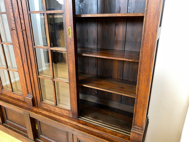 Hochwertige handverzierte Vintage Vitrine im antikem Stil aus massiver Eiche mit Schiebetüren I Büchervitrine Bücherschrank Bücherregal Regal Glasvitrine Wohnzimmerschank Jugendstil Gründerzeit I